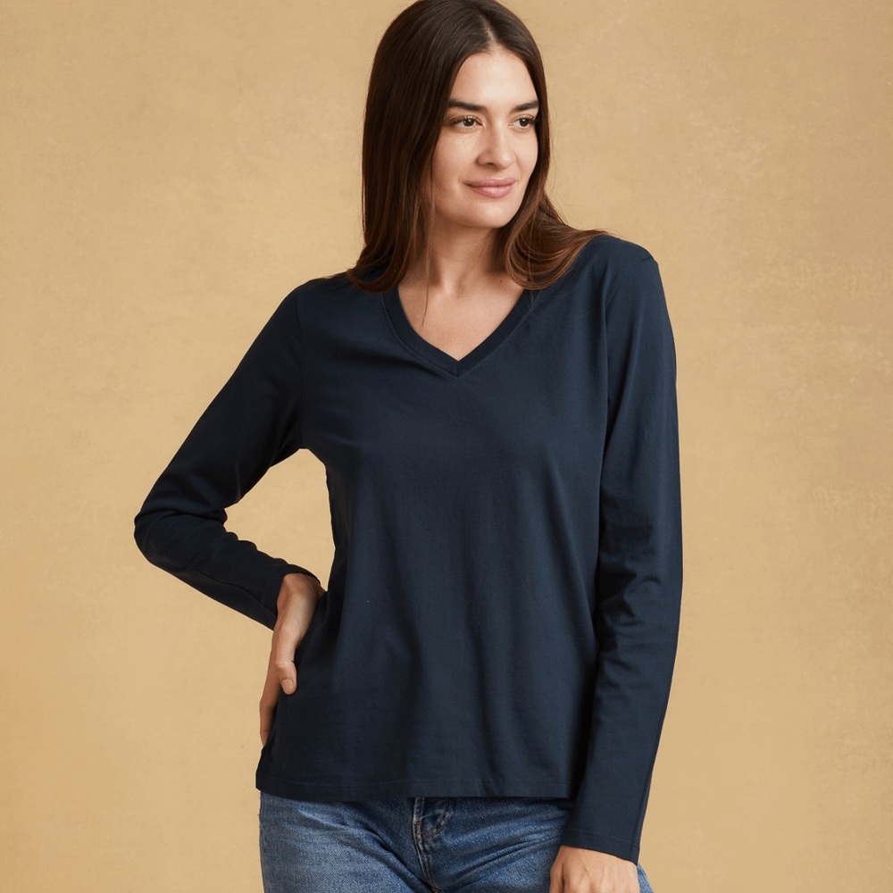 THE CLASSIC T-SHIRT COMPANY Long Sleeve V-Neck Tee in Navy Blue